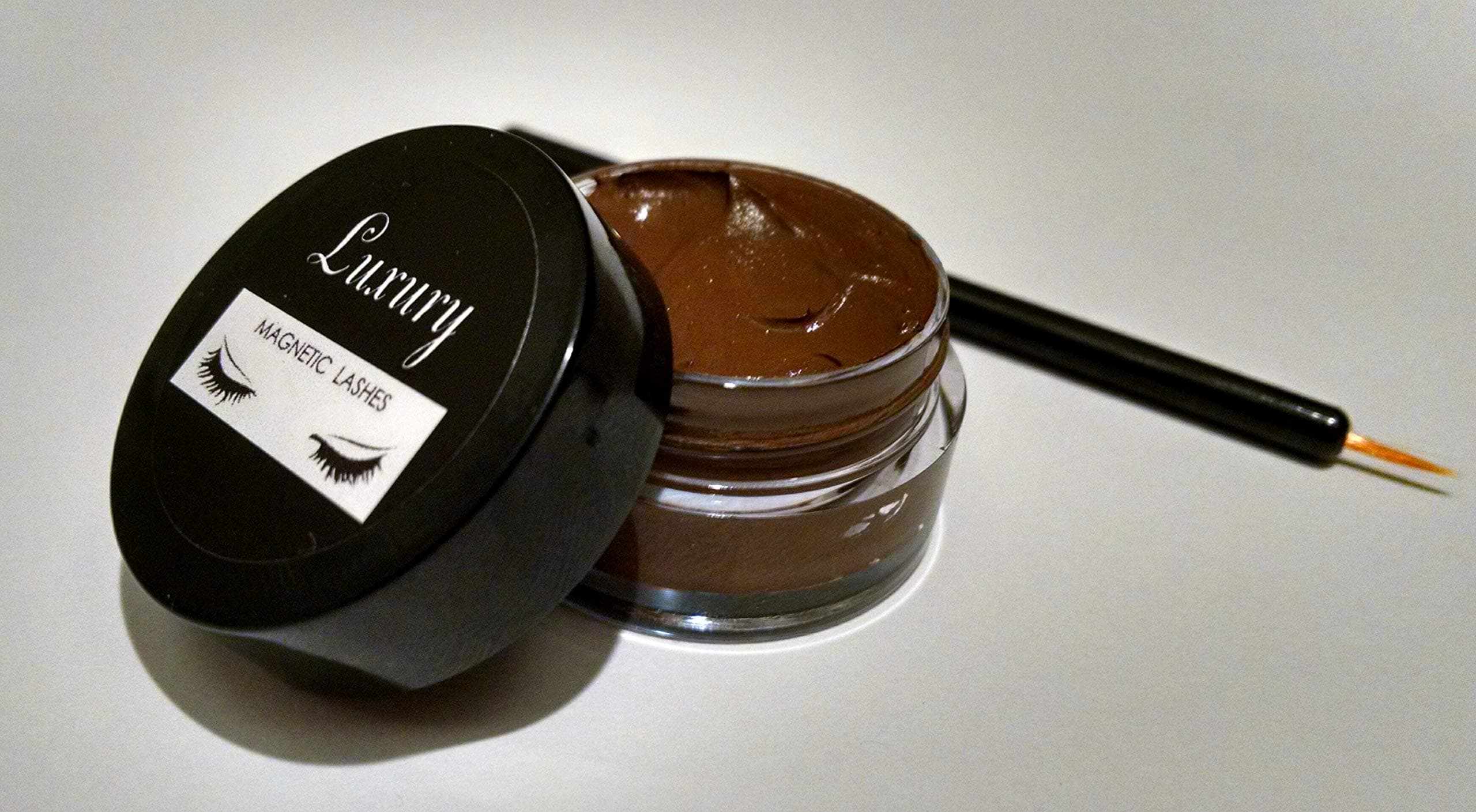 Magnetic Eyeliner with Application Brush (Brown)