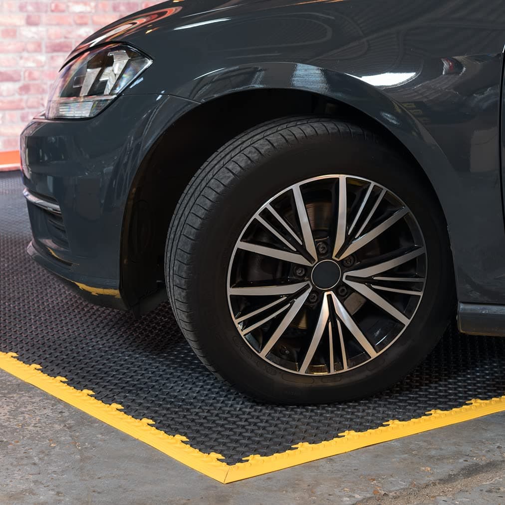 Garage PVC Interlocking Floor Tile Kit - 3m x 6m - Ideal for Single Garage - Checker Plate Pattern, (AZ054)