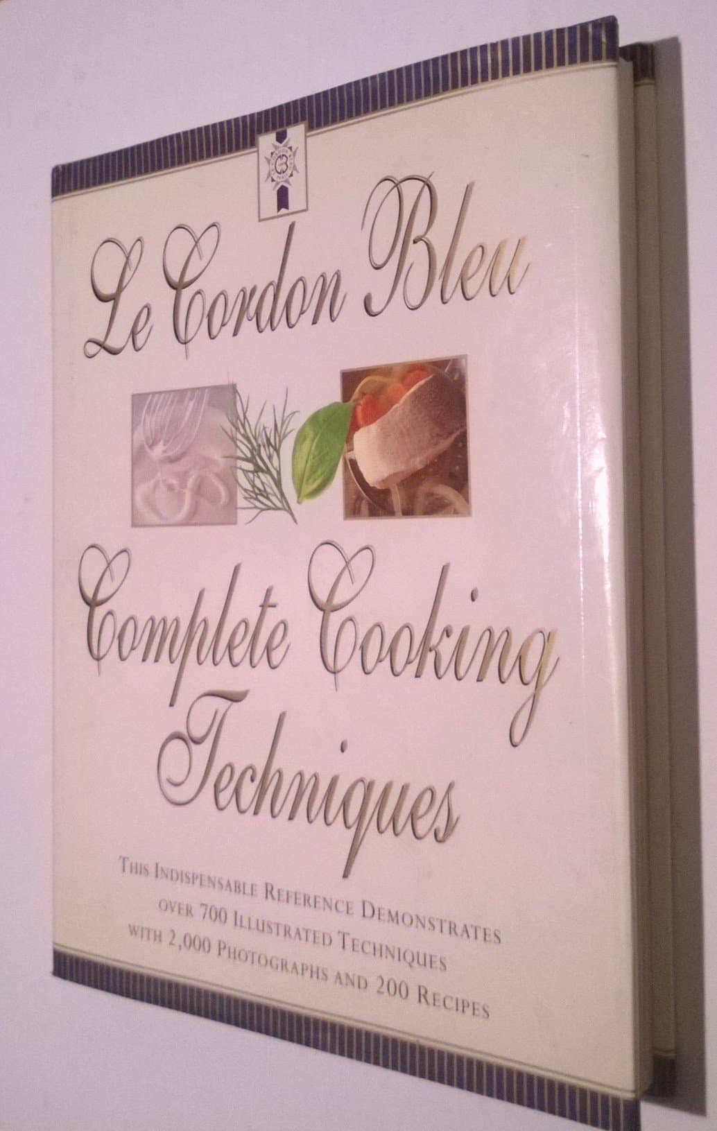 Le Cordon Bleu's Complete Cooking Techniques: The Indispensable Reference Demonstates Over 700 Illustrated Techniques with 2,000 Photos and 200 Recipe ... Techniques With 2,000 Photos and 200 Recipes Hardcover – 1 Nov. 1997