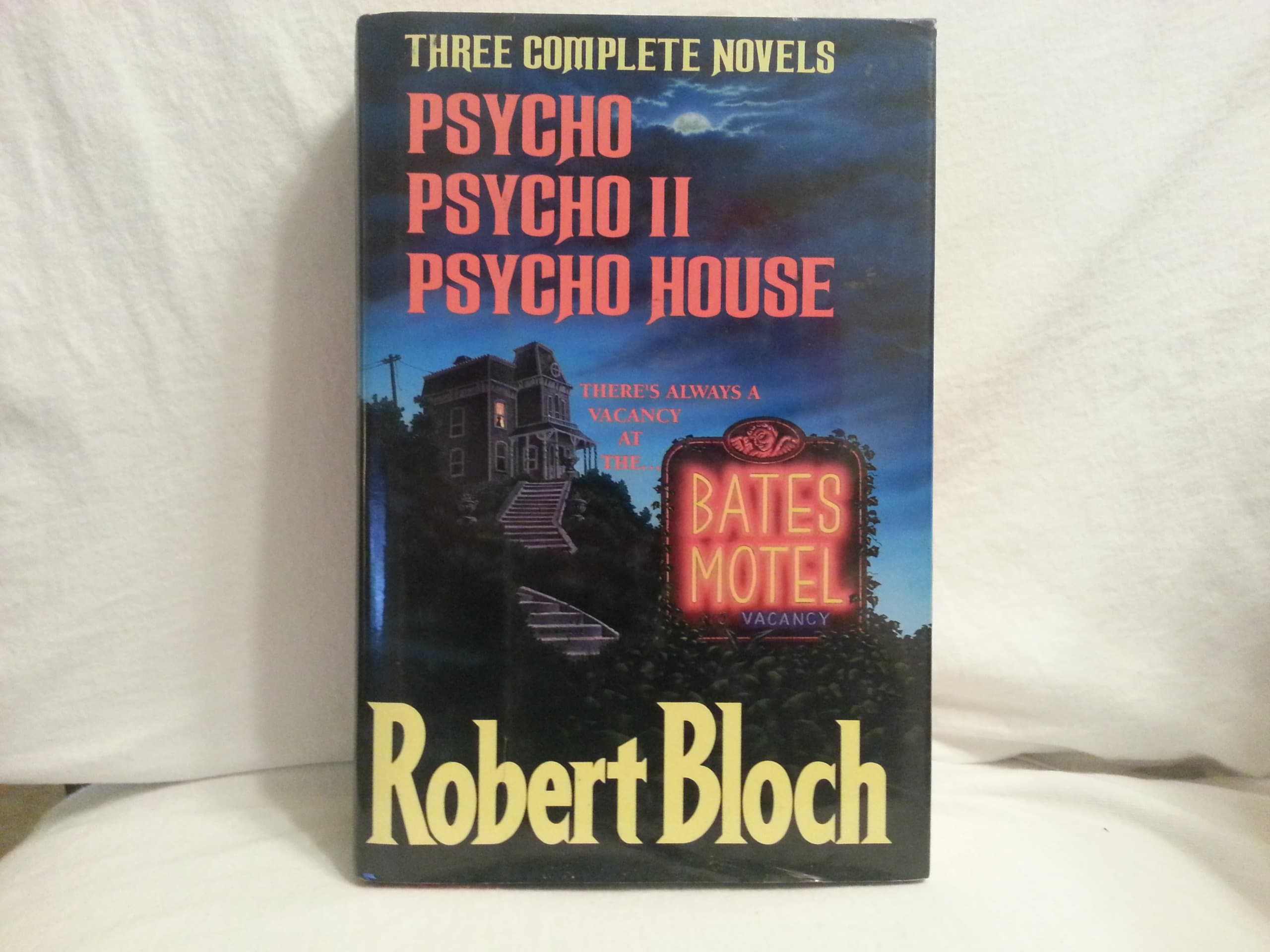 Robert Bloch: Three Complete Novels : Psycho/Psycho Ii/Psycho House Hardcover – 1 Sept. 1993